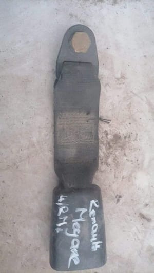 2006 Renault Megane 1.6 safety belt clip