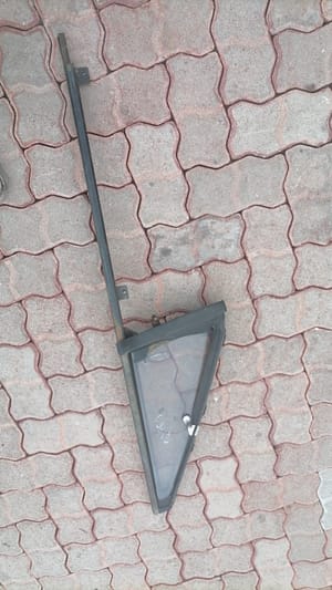 1991 Mitsubishi Pajero quarter glass
