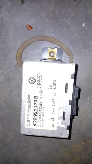 Audi A4 S4 B5 8D Alarm control unit/module 4D0951173B
