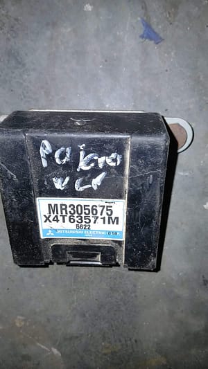 Mitsubishi Diff Lock ECU Control Unit MR305675