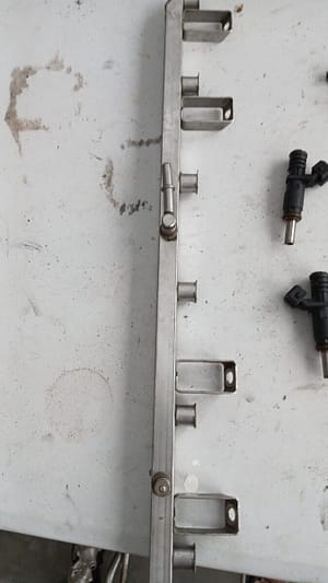 BMW X3 E83 2.5si Fuel Rail
